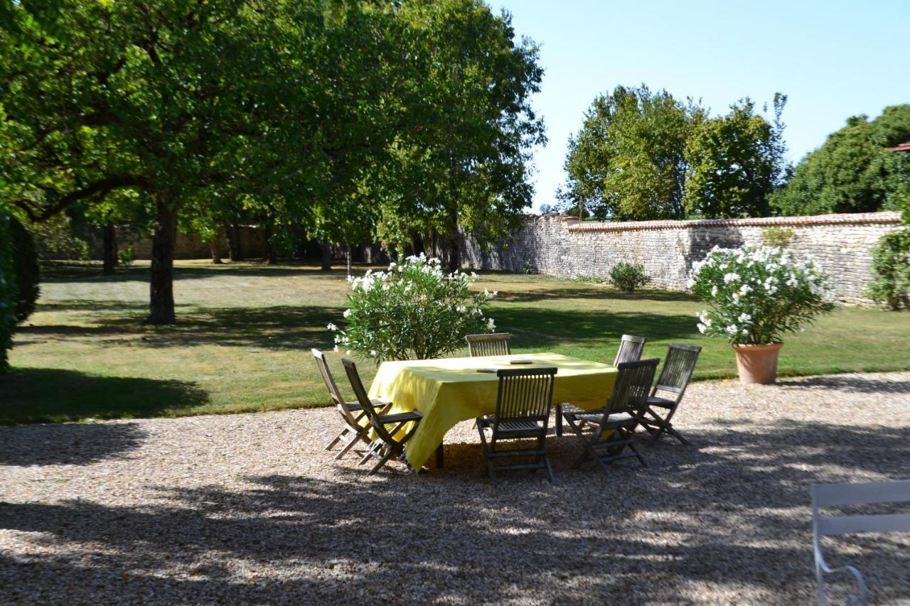 Le Petit Logis Bed and Breakfast Rouillac  Exteriör bild